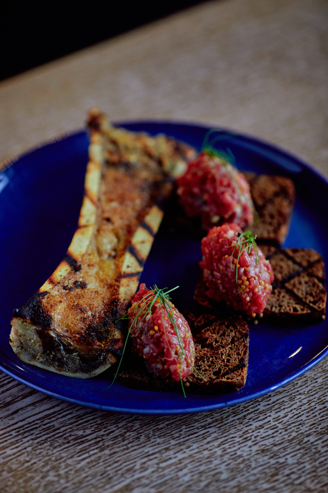 Тартар из телятины с мозговой костью