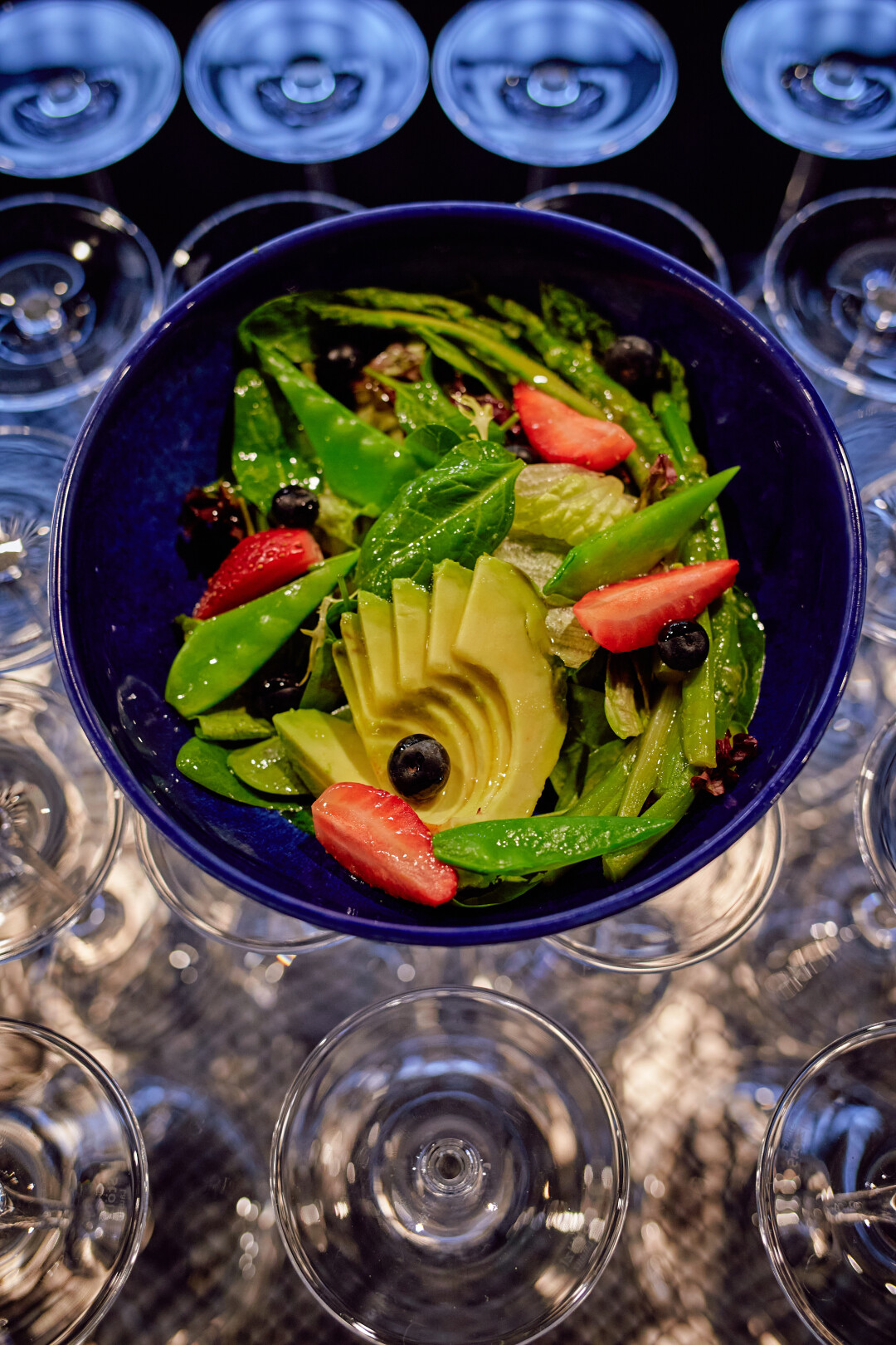 Салат со спаржей, авокадо и голубикой