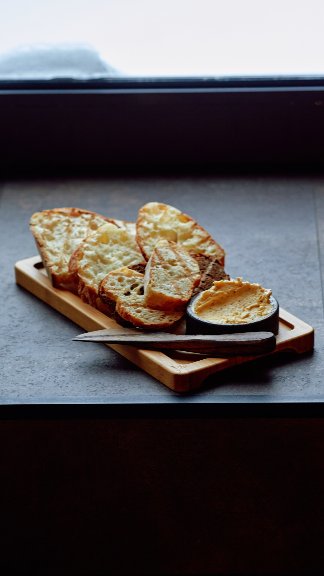 Ремесленный хлеб с маслом