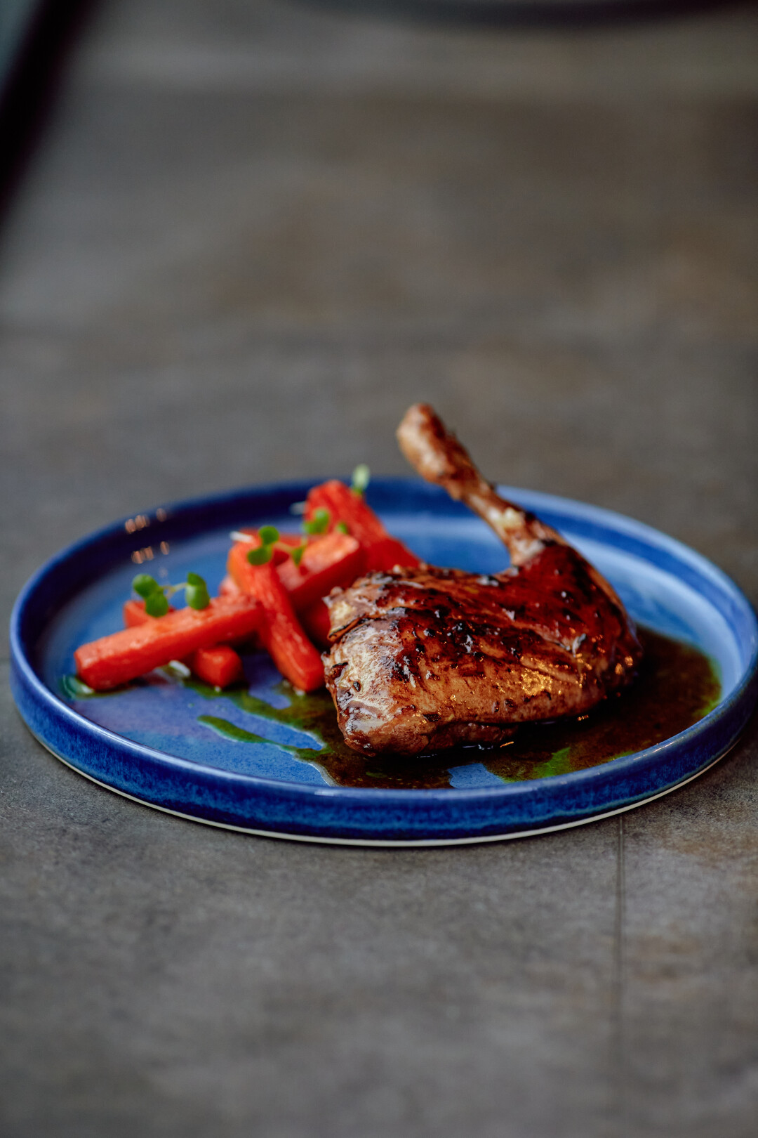 Ножка кролика с морковью в медовой глазури