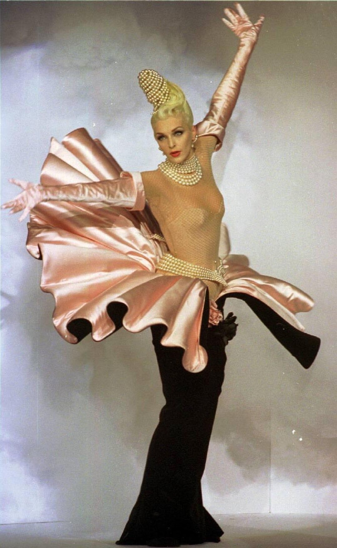 Показ Mugler в Париже, 1995 год. В этом же платье на премии «Грэмми» появилась Карди Би