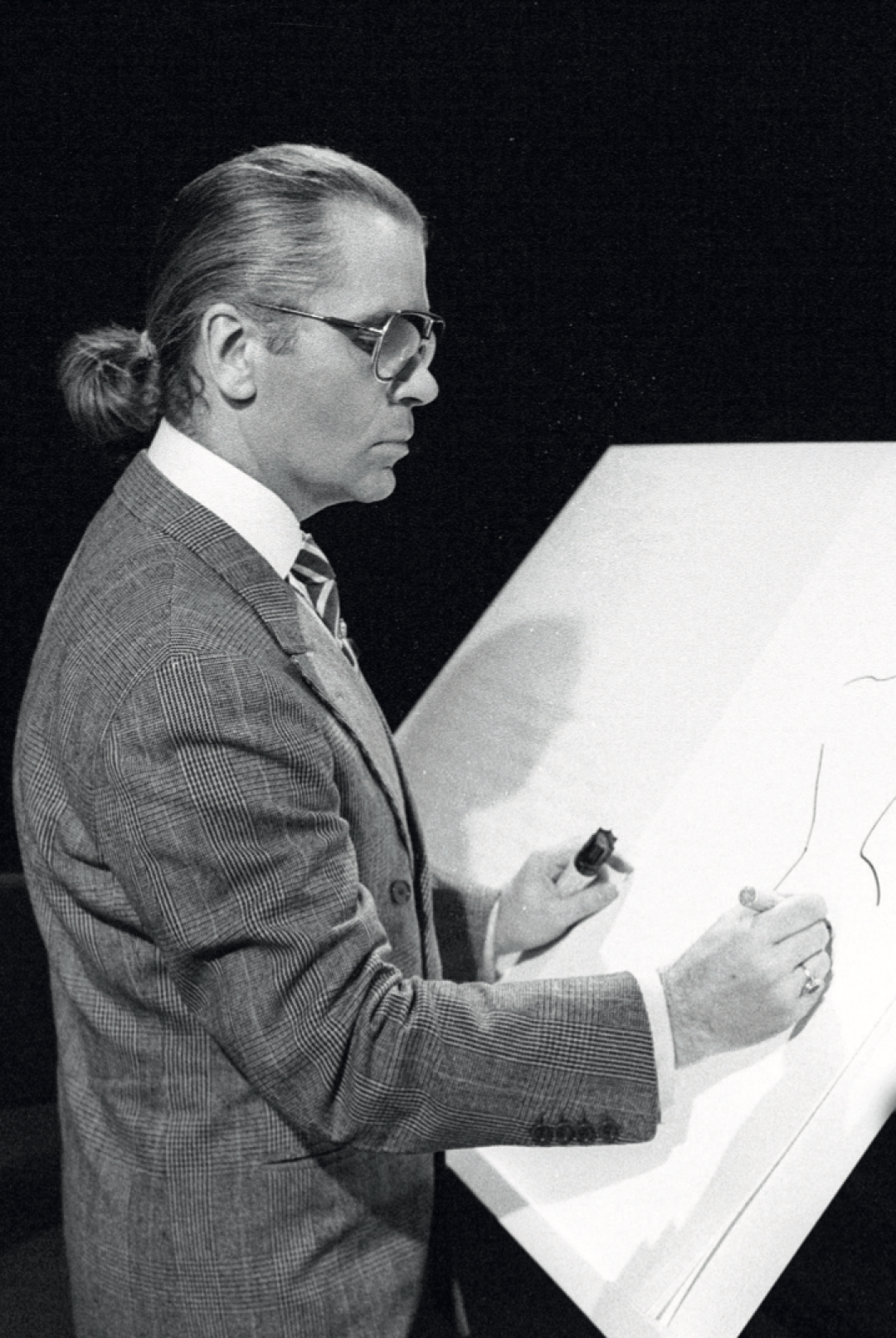 Карл Лагерфельд за чертежной доской в Германии в 1984 году. Лагерфельд, по существу, сделал бренд Fendi, запустив его первый лейбл прет-а-порте