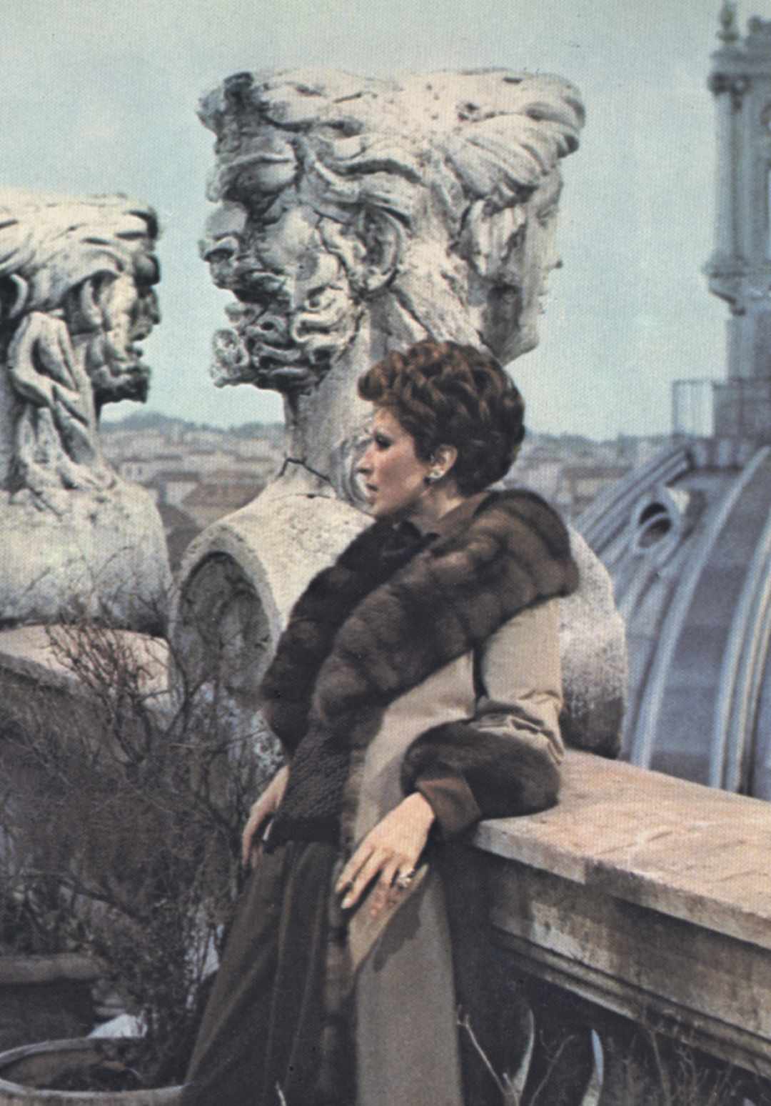 Сильвана Мангано в фильме «Семейный портрет в интерьере». Мангано настояла, чтобы все ее костюмы в фильме были от Fendi