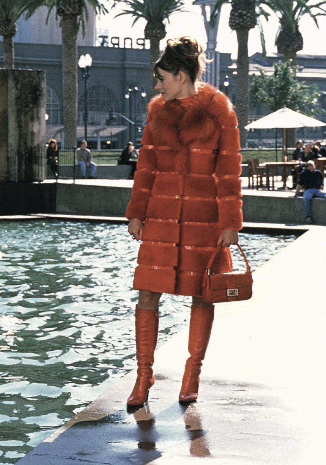 Элизабет Херли в красном меховом пальто от Fendi в фильме «Ослепленный желаниями», дизайн Дины Аппель