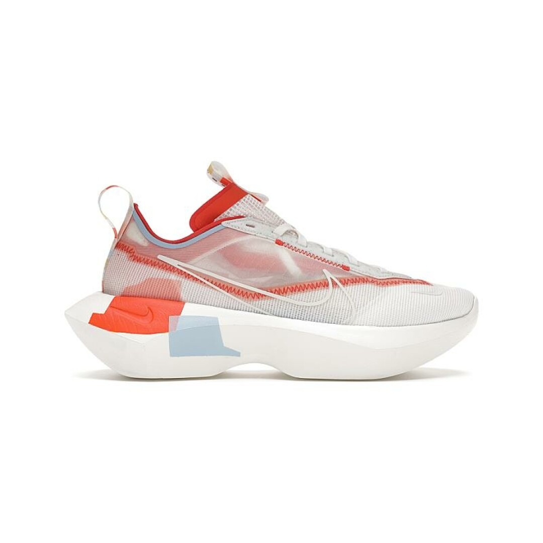 Кроссовки Nike, 3 359 вместо 9 990 руб.