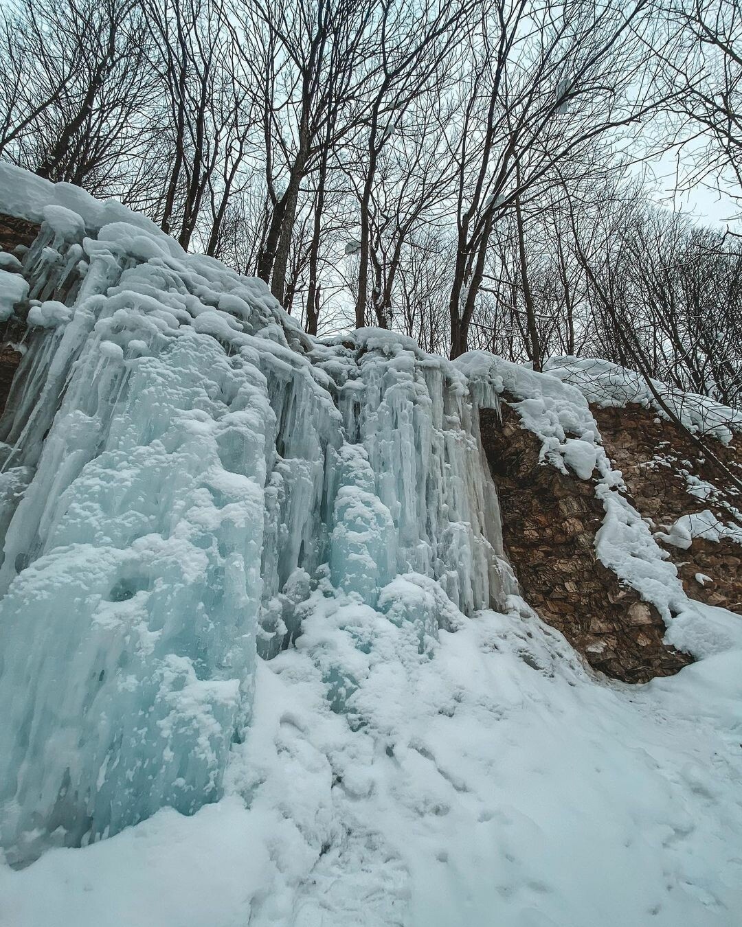 Фото дня: замерзший ледяной водопад образовался в парке «Швейцария» |  Sobaka.ru