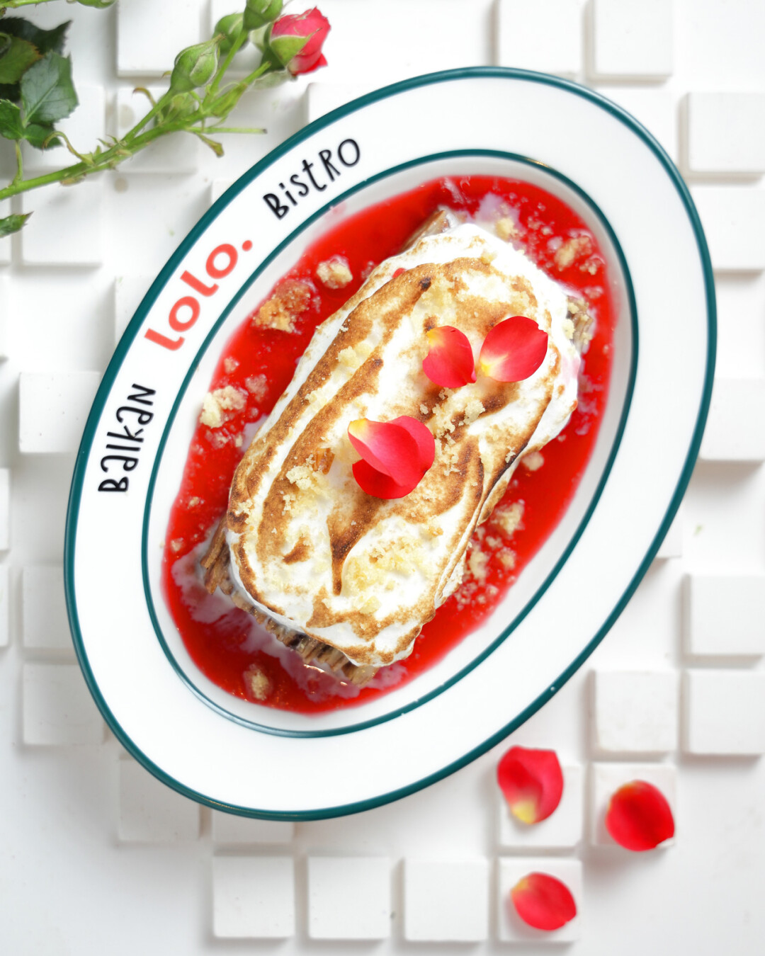 Блинный торт с сливочным кремом и хрустящей меренгой