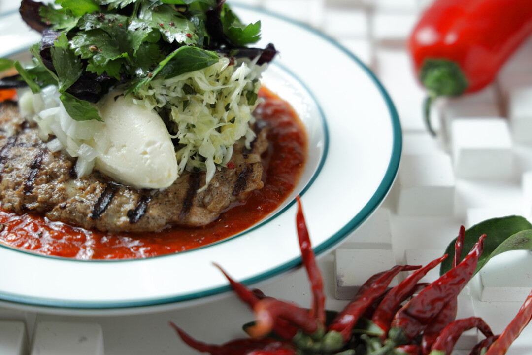 Плескавица с копченой грудинкой и острым перцем