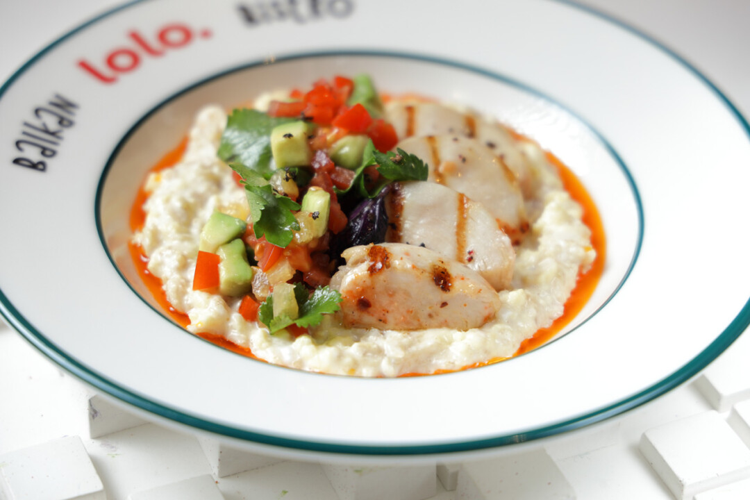 Безглютеновая овсяная каша с яйцом, нежной курицей и овощами