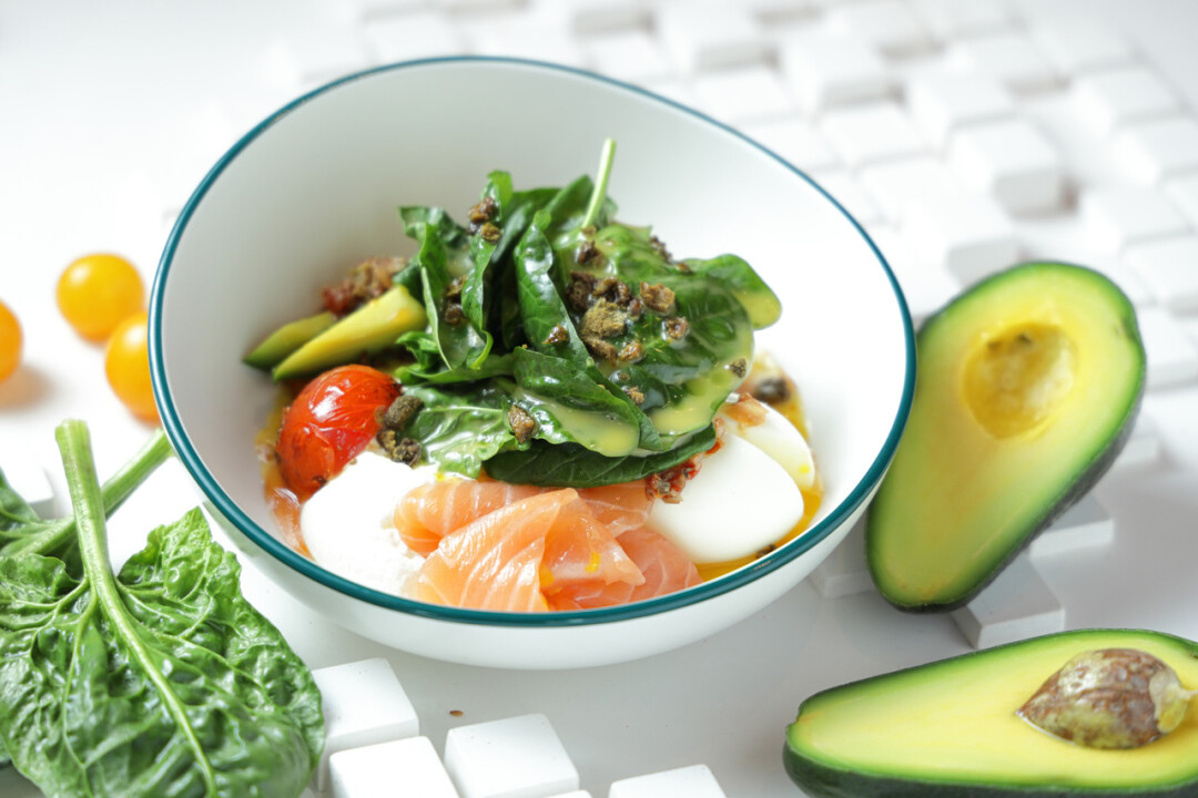 Яйца-шестиминутки с лососем и авокадо