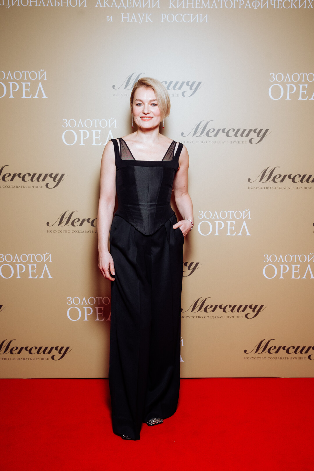 Виктория Толстоганова в серьгах и браслете Mercury