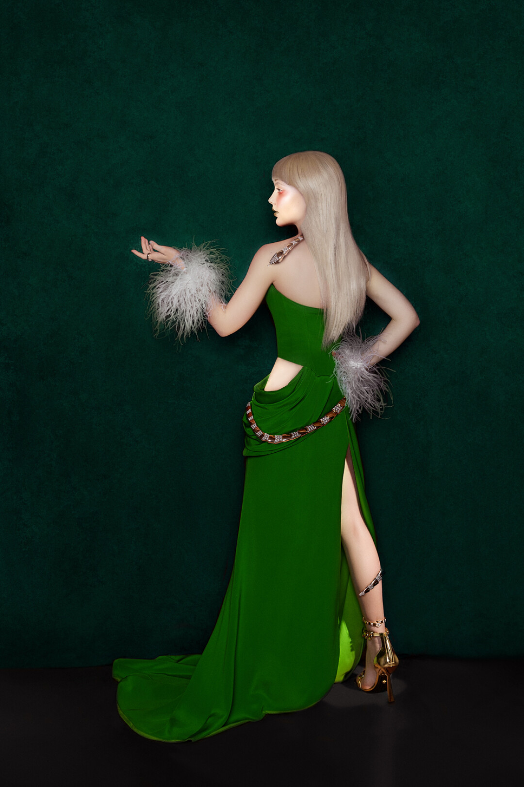 Колье, кольца Bulgari Serpenti, туфли Versace (ДЛТ), платье Belik, манжеты Atelier Biser