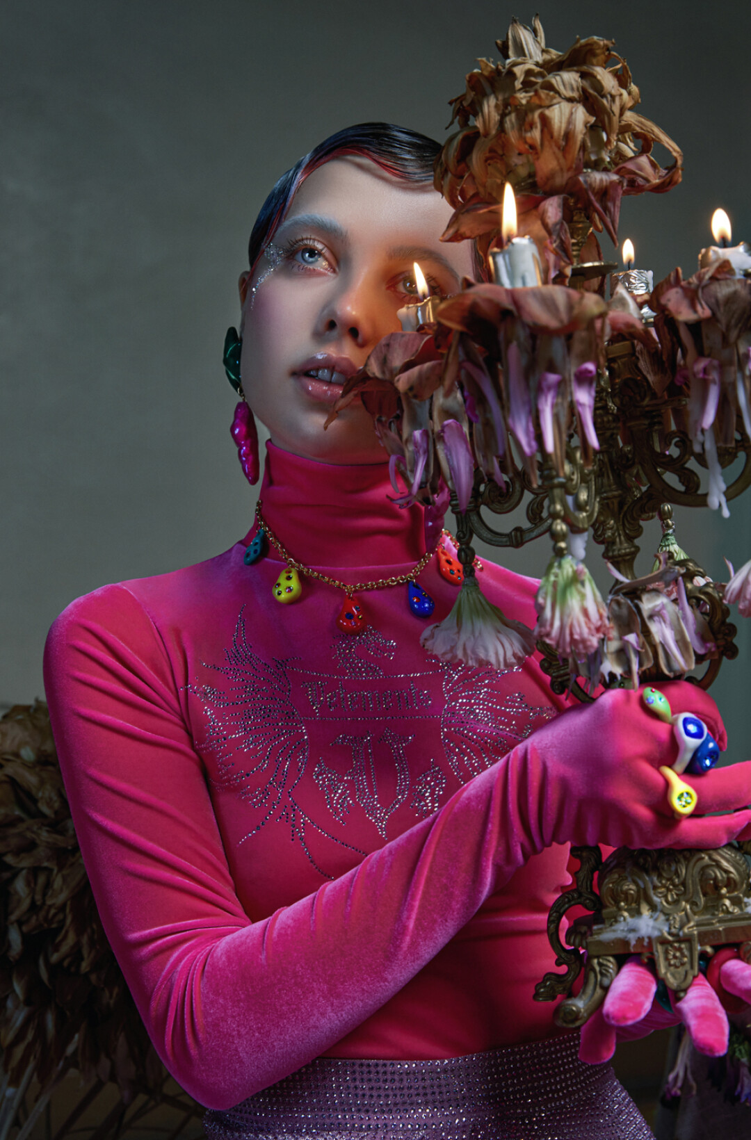 Топ Vetements, клипсы Saint Laurent, колье и кольца Lili Archive (все — ДЛТ)