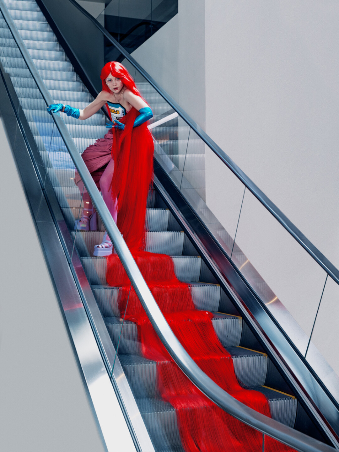 Колье, браслеты и кольца Bulgari Serpenti, босоножки Versace (ДЛТ), платье, перчатки KNDJLV