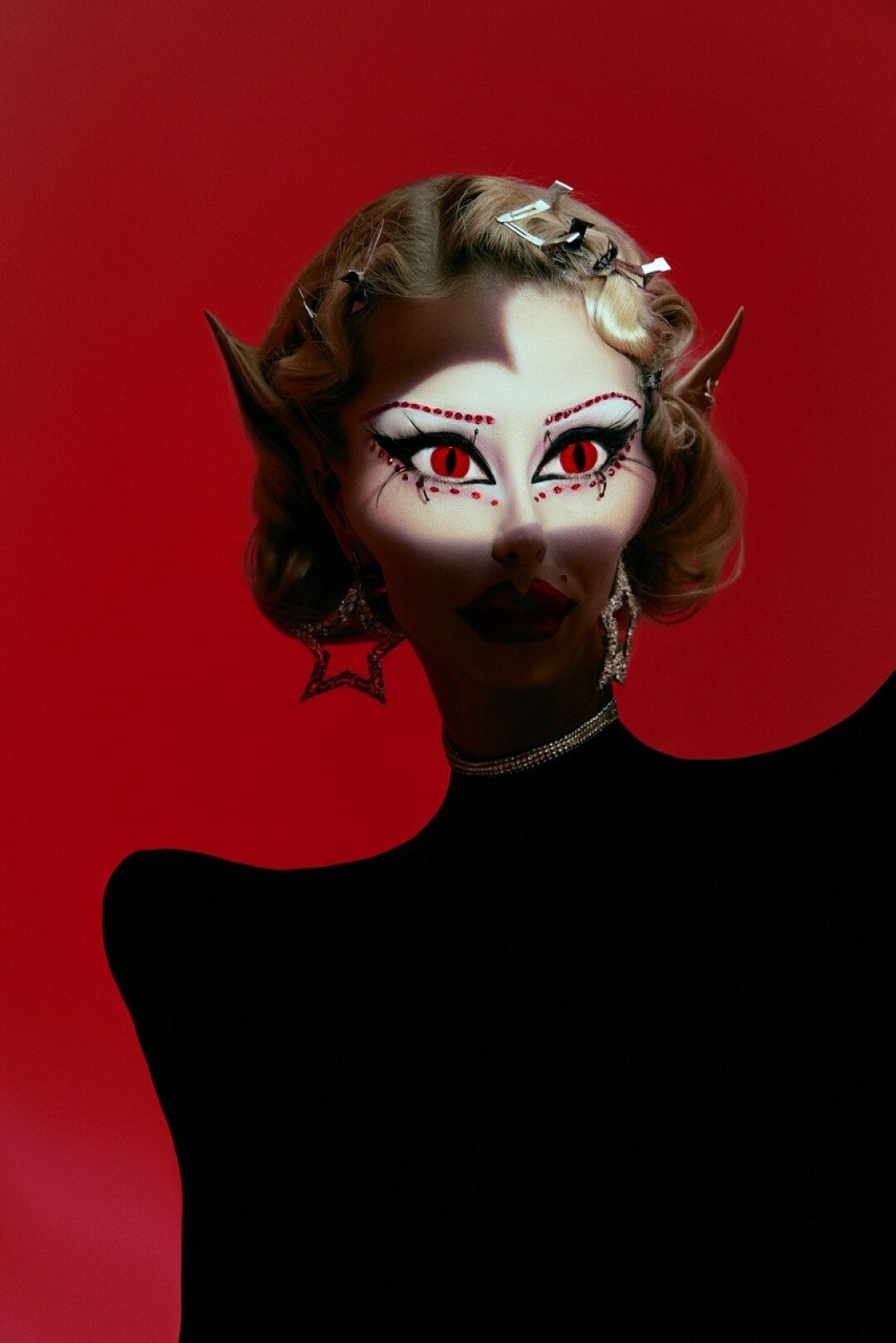 Платье Coeur 1989, колье Christopher Kane, серьги Herald Percy (Poison drop)