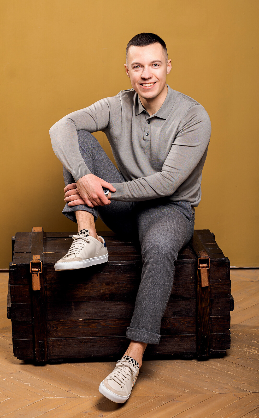 Поло и брюки Massimo Dutti; кеды Axel Arigato; часы Longines