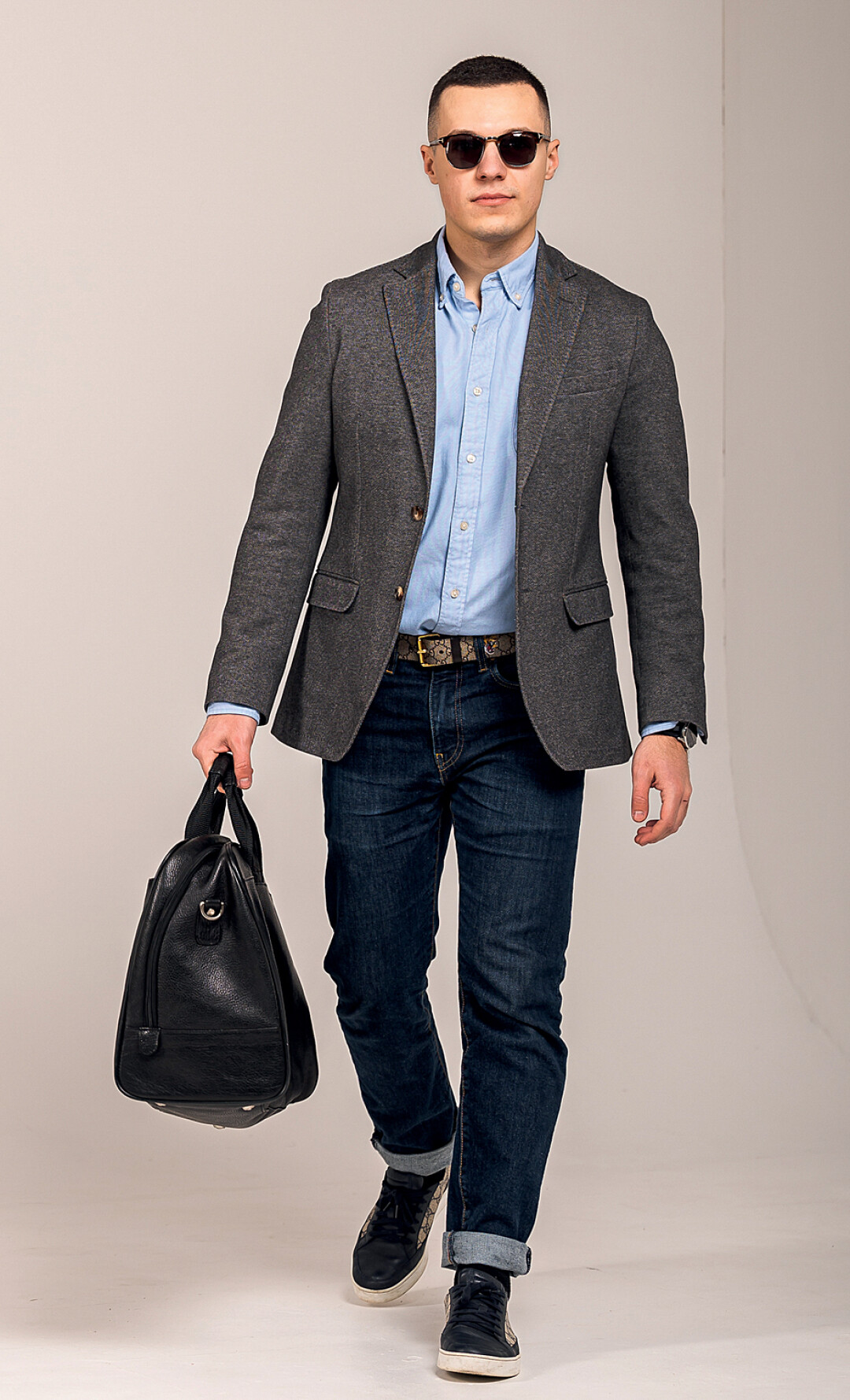 Пиджак Massimo Dutti; рубашка Charles Tyrwhitt; джинсы Levi’s; ремень и кеды Gucci; часы Tissot; очки Tom Ford