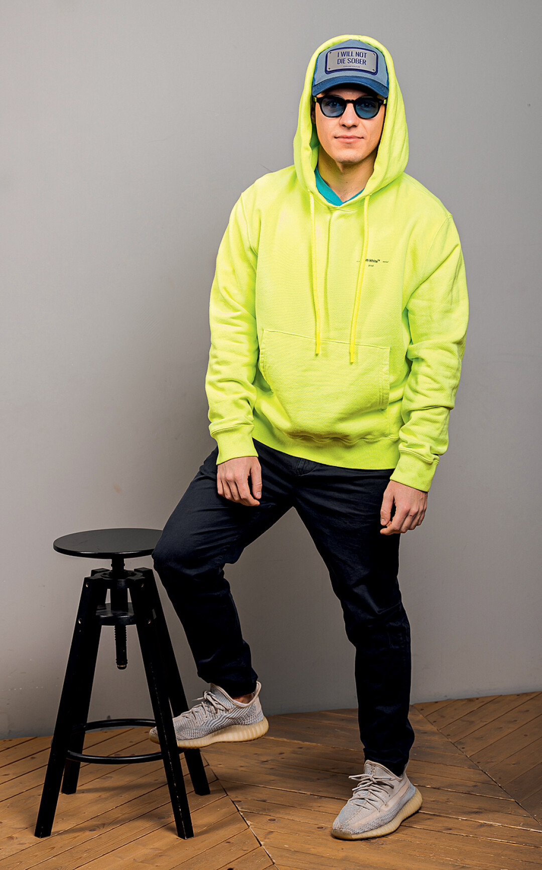 Худи и футболка Off-White; кепка John Hatter & Co; джоггеры Stone Island; кеды Adidas Yeezy 350; очки Moscot