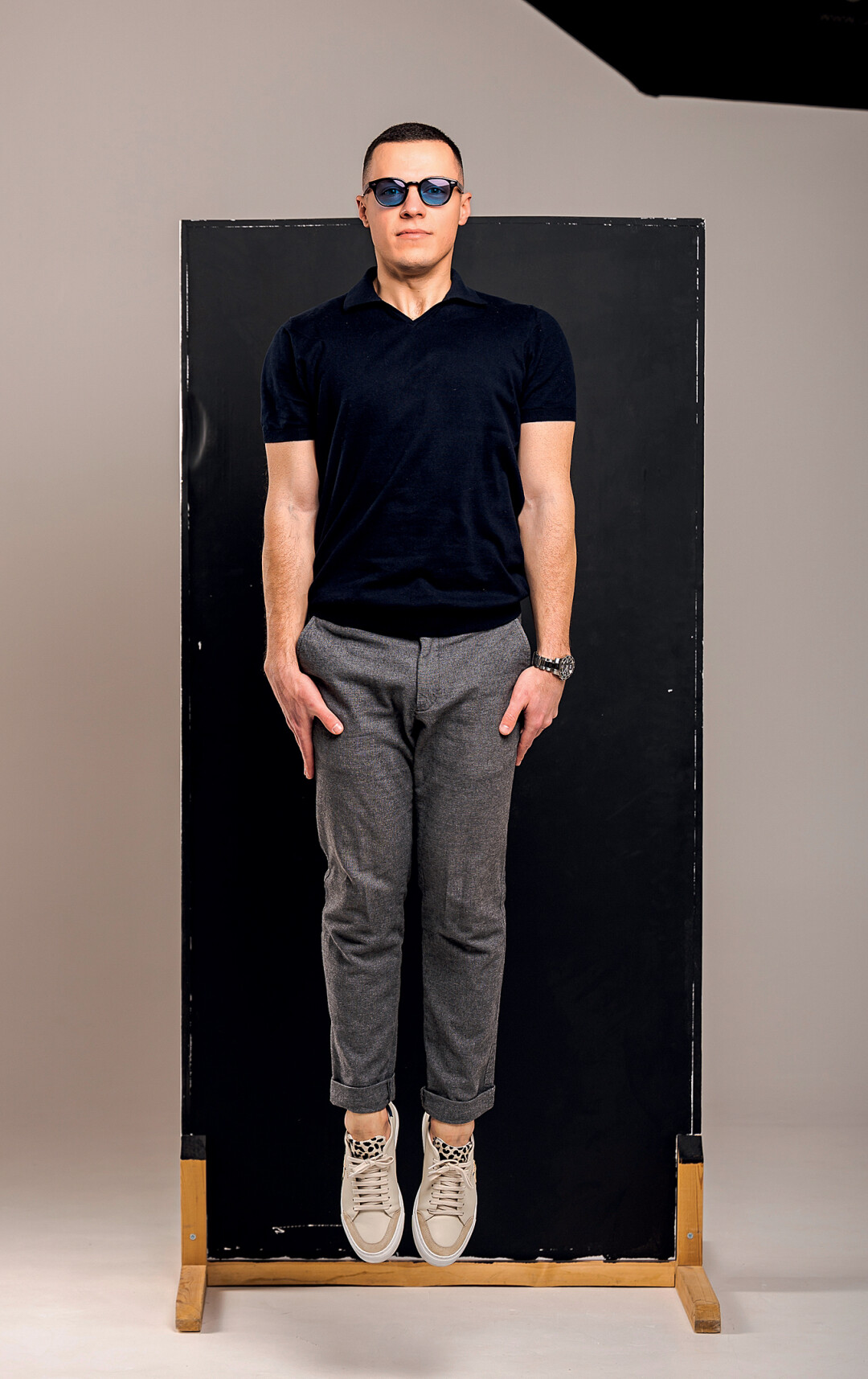 Очки Moscot; поло и брюки Massimo Dutti; кеды Axel Arigato; часы Longines