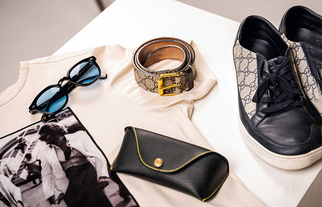 Футболка Limitato; кеды и ремень Gucci; очки Moscot