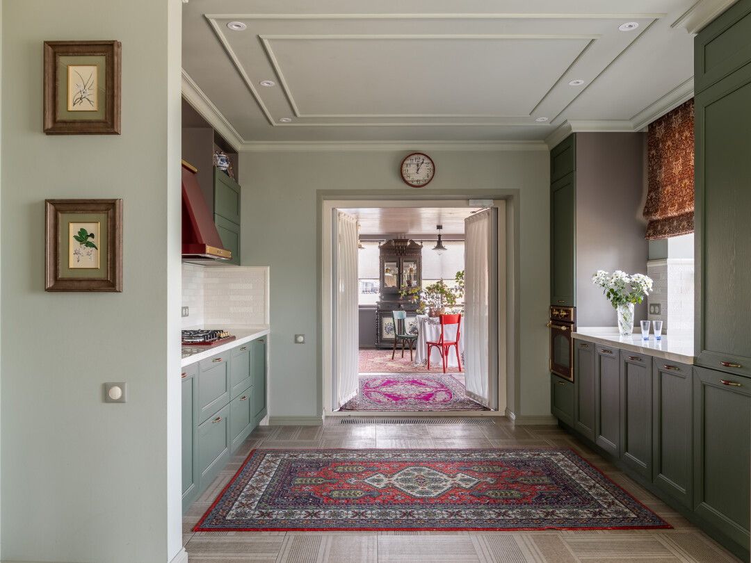 Кухню в темно-зеленом цвете сделали на заказ