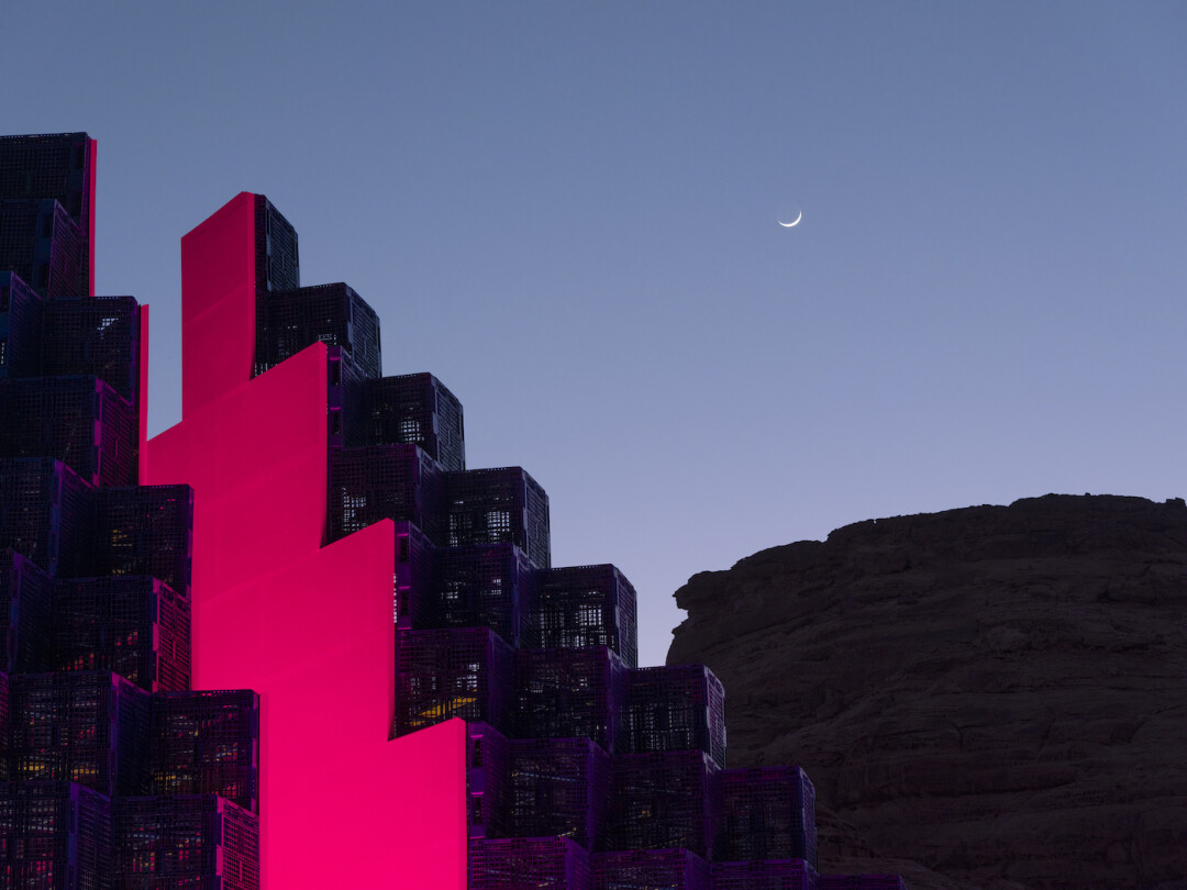 «Узкий проход» художника Рашеда Аль-Шашая напоминает о том, как торговцы и путешественники находили убежище в Аль-Уле. Форма пирамиды, использованная