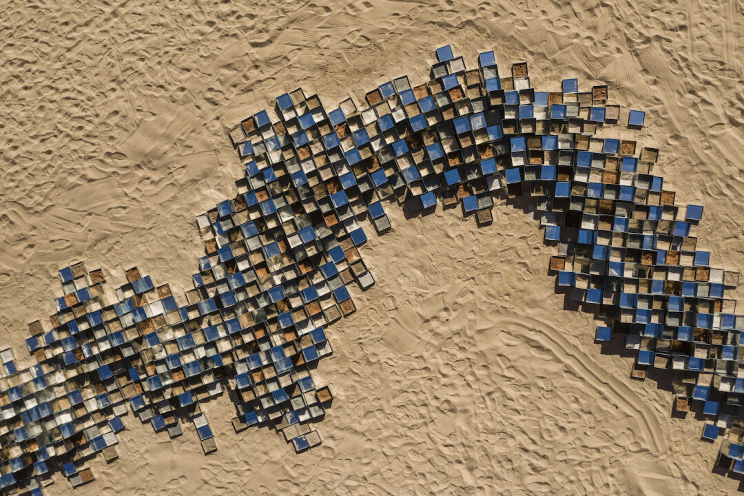 Инсталляция Захры Аль-Гамди «Проблеск прошлого» состоит из приблизительно 6 000 жестяных контейнеров, которые традиционно использовали для хранения и