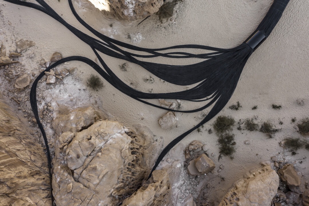 В работе «Потерянный путь» Муханнад Шоно использовал пластиковые трубы, побочный продукт нефтяной промышленности, нарисовав ими эскиз дороги в пустыне