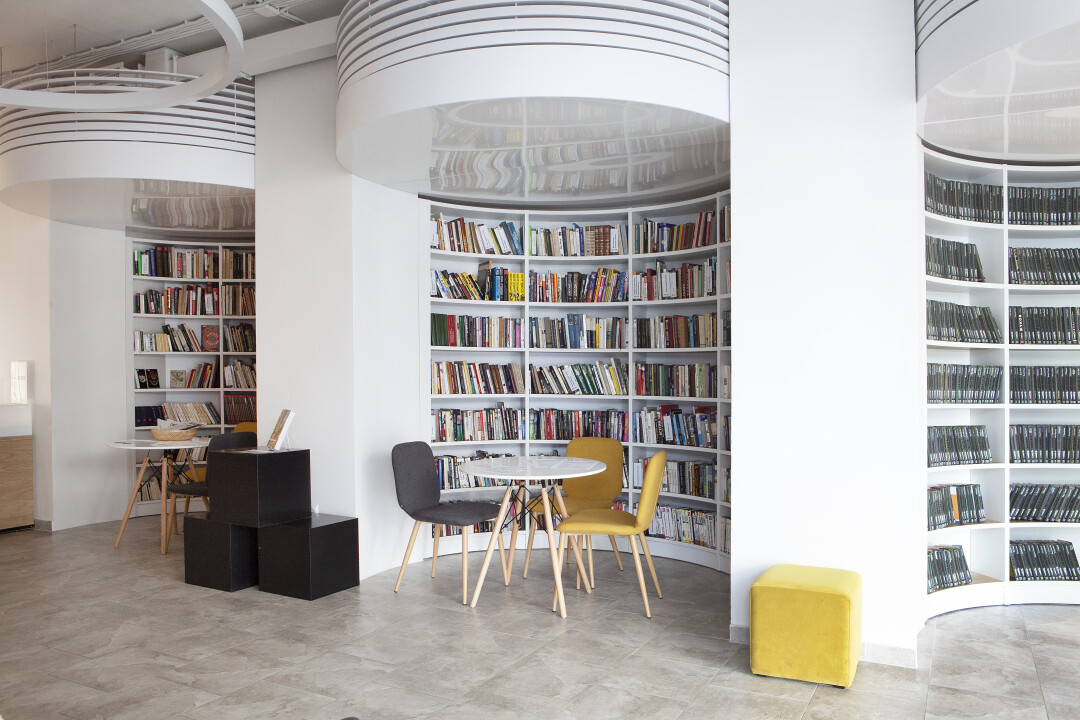 Зал с поворотными шкафами на первом этаже