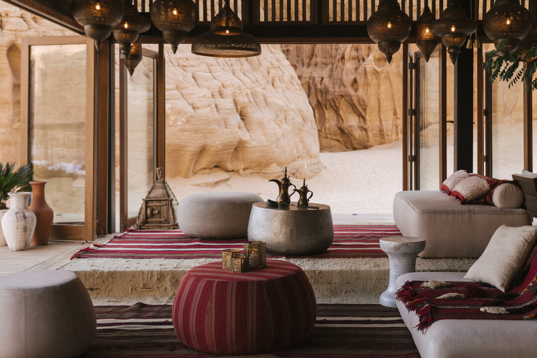 Обширная программа для гостей включает в себя трекинг, медитации, дыхательную гимнастику, занятия йогой, кинопоказы и культурные мероприятия