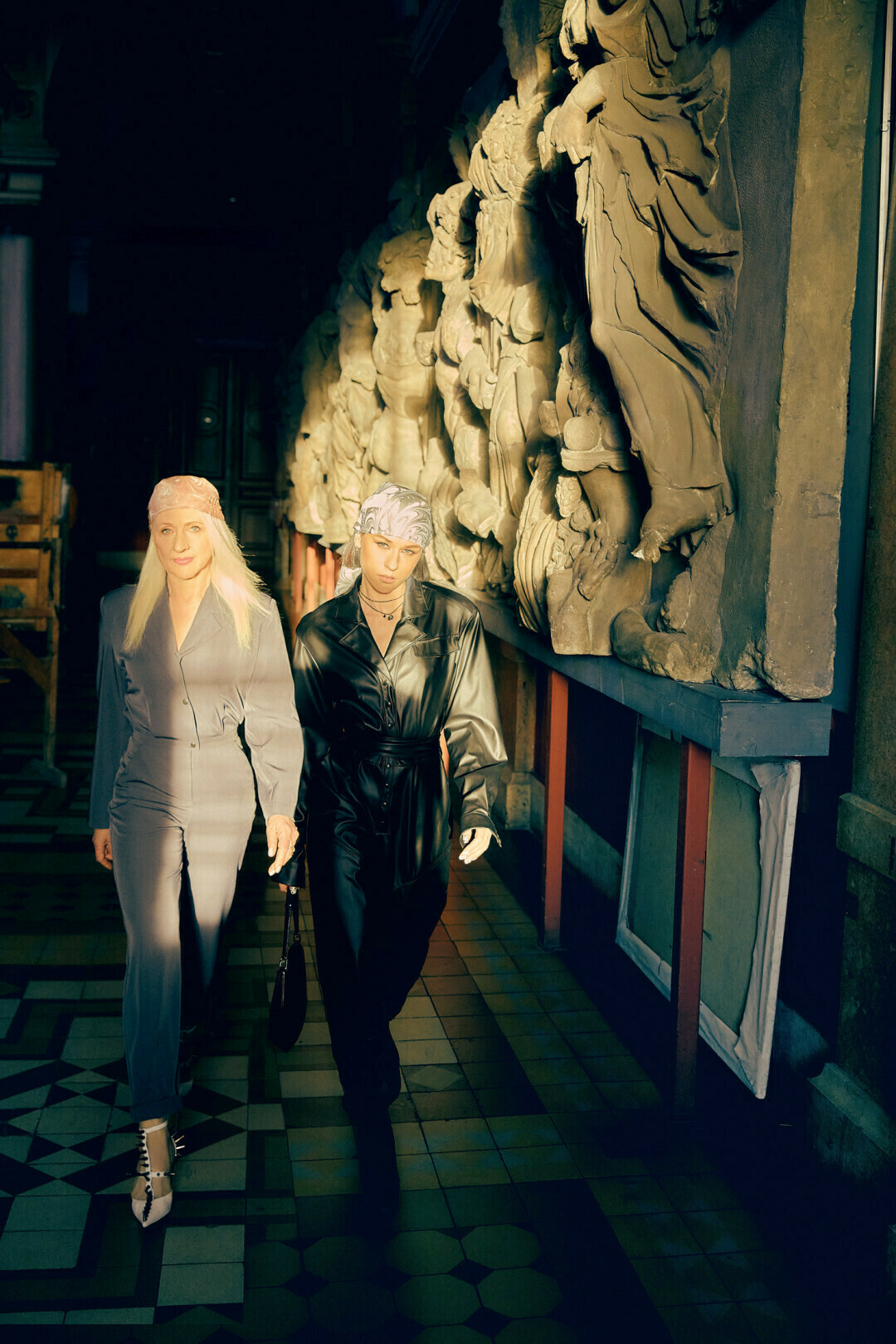 Катя (IOWA) и Нина Иванчиковы в аксессуарах финалиста 2021 года Валентина Щановича