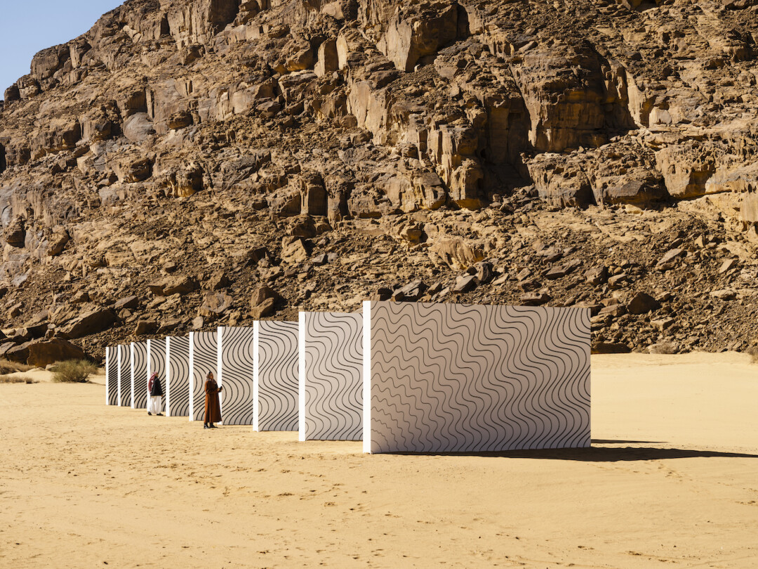 Работа Клаудиа Комте «Темные солнца, светлые волны» дополняет архитектурой с волнообразным принтом естественный порядок скал. Desert X AlUla 2022