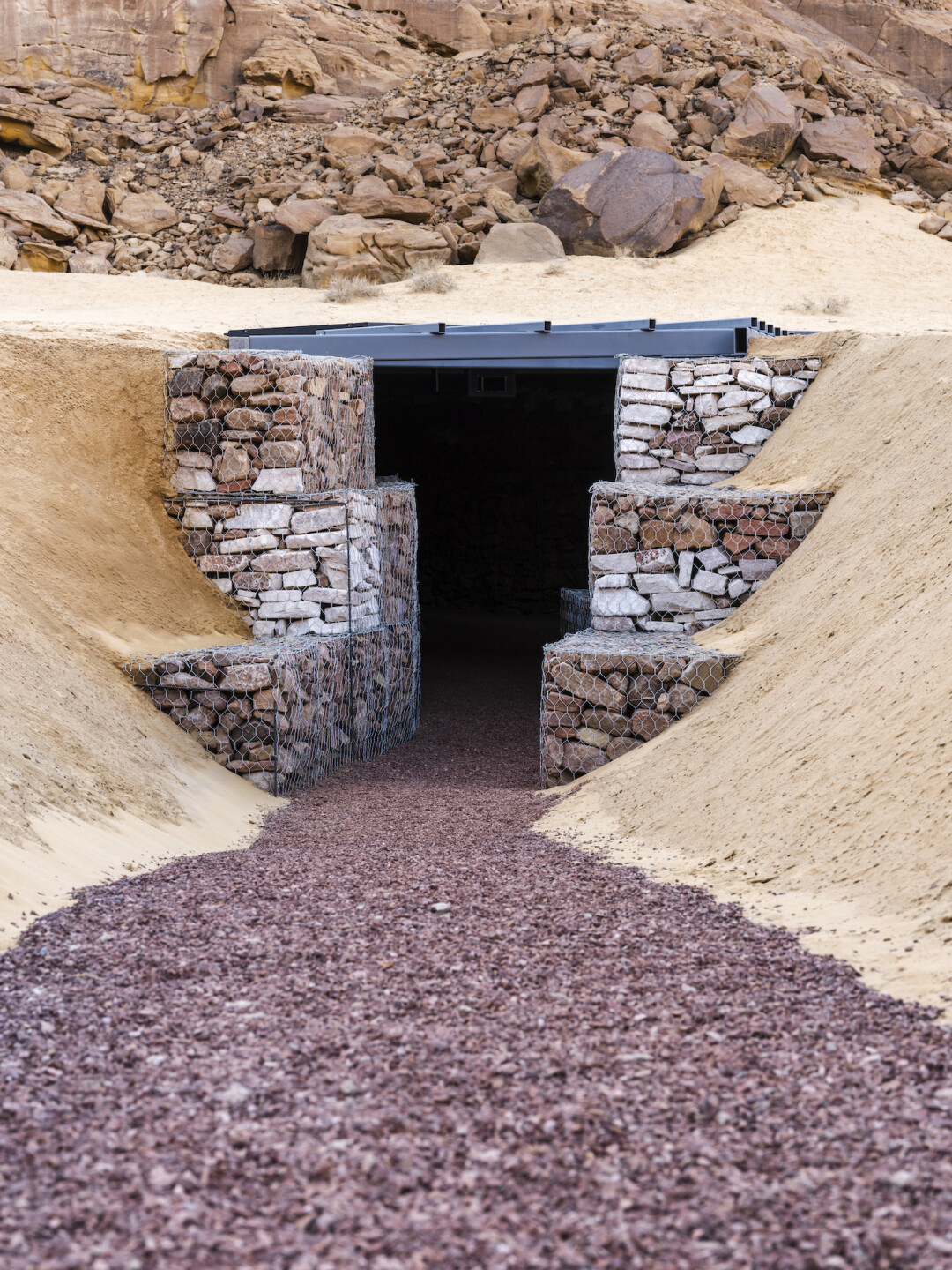 Вход в подземную оранжерею, которую питают солнечные батареи, в инсталляции Стефани Дюмер «Под тем же солнцем». Desert X AlUla 2022