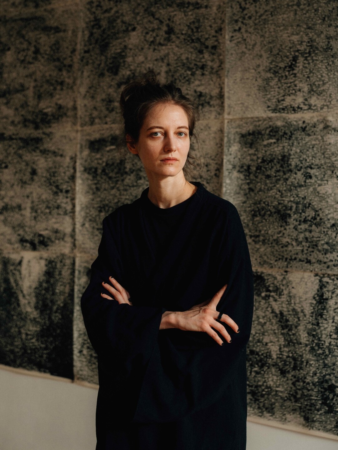 Александра Гарт на фоне глитч-панно в галерее Anna Nova