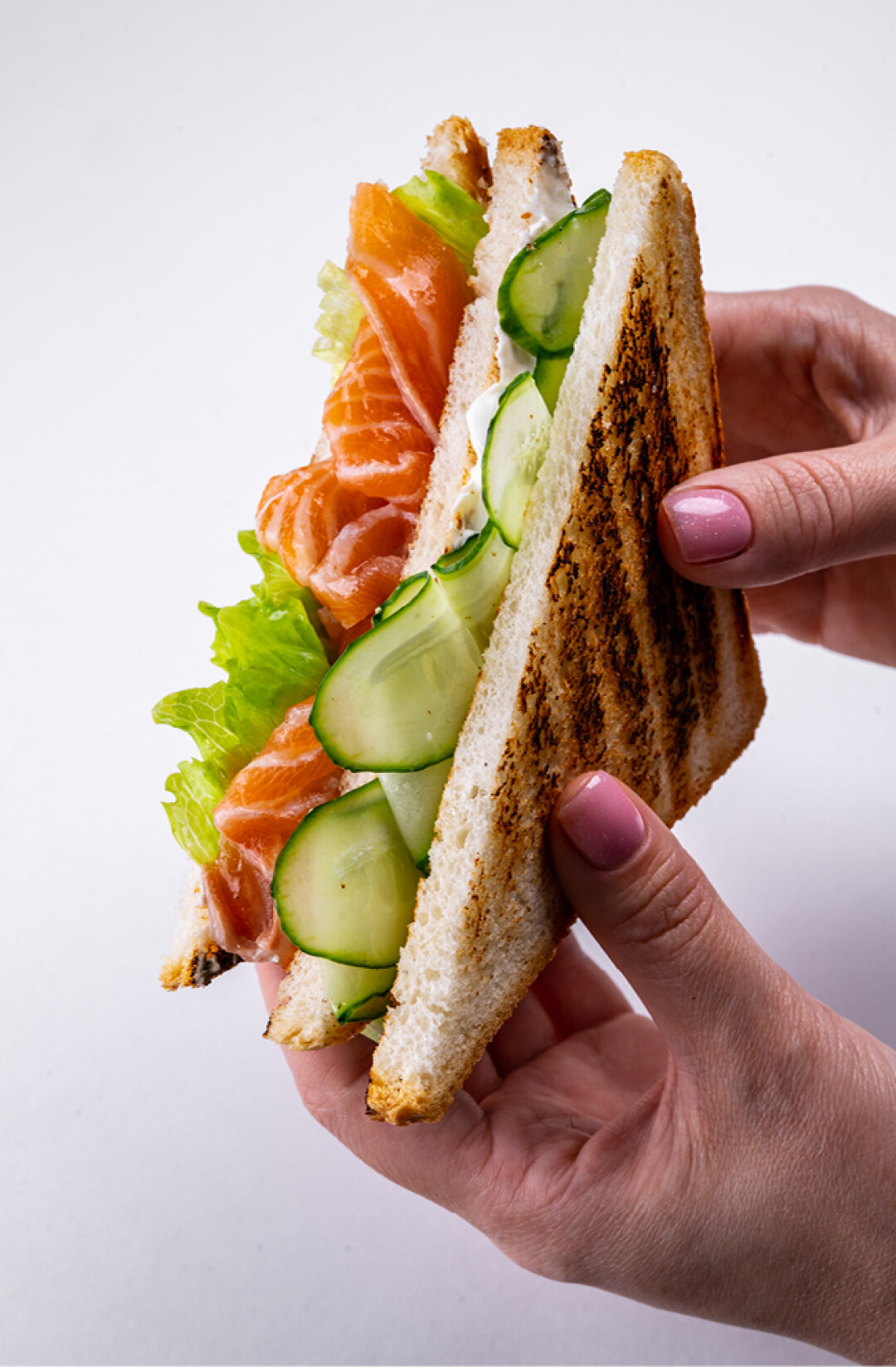 Сэндвич с лососем и соусом васаби