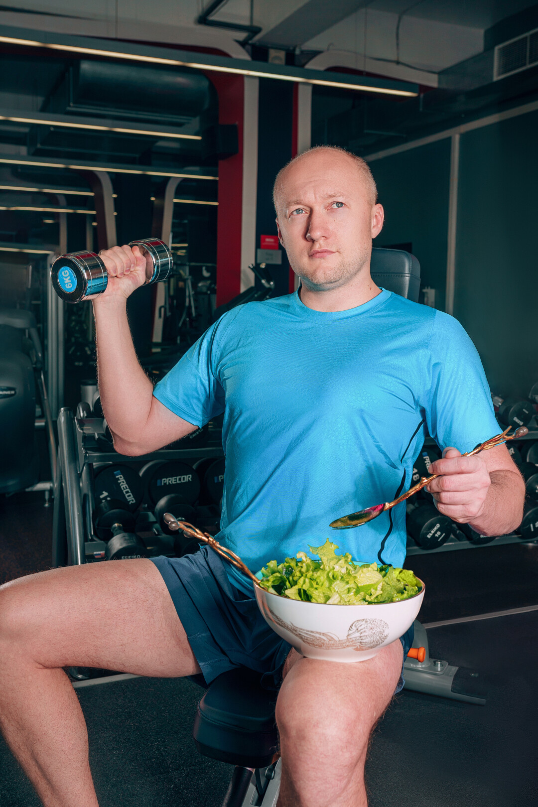 Александр Откидач предприниматель, общественный деятель Салат с зелеными овощами, 160 г, КБЖУ 178/4/12/13 The Wellness project Салатник Ocean Blue