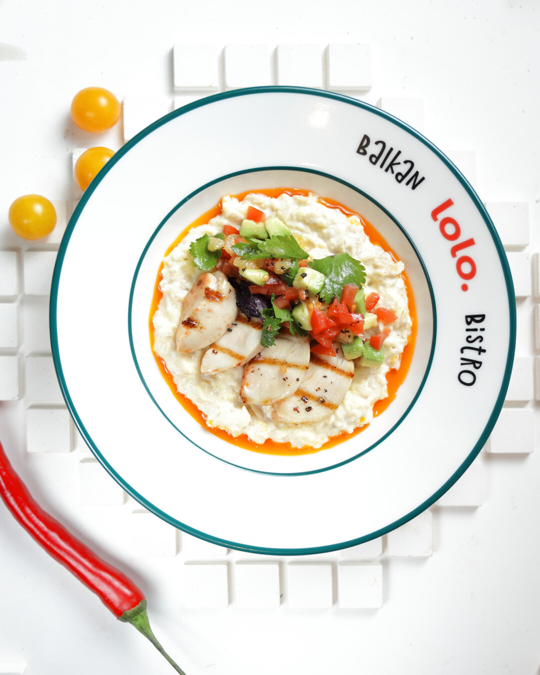 Безглютеновая овсяная каша с яйцом, нежной курицей и овощами