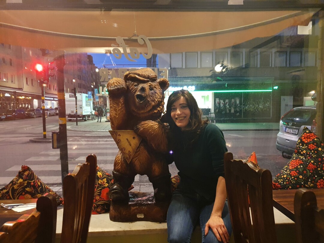 Медведя специально для кафе сделал мастер из Башкирии. Мама Елены отправляла его почтой, к ужасу почтовых работников