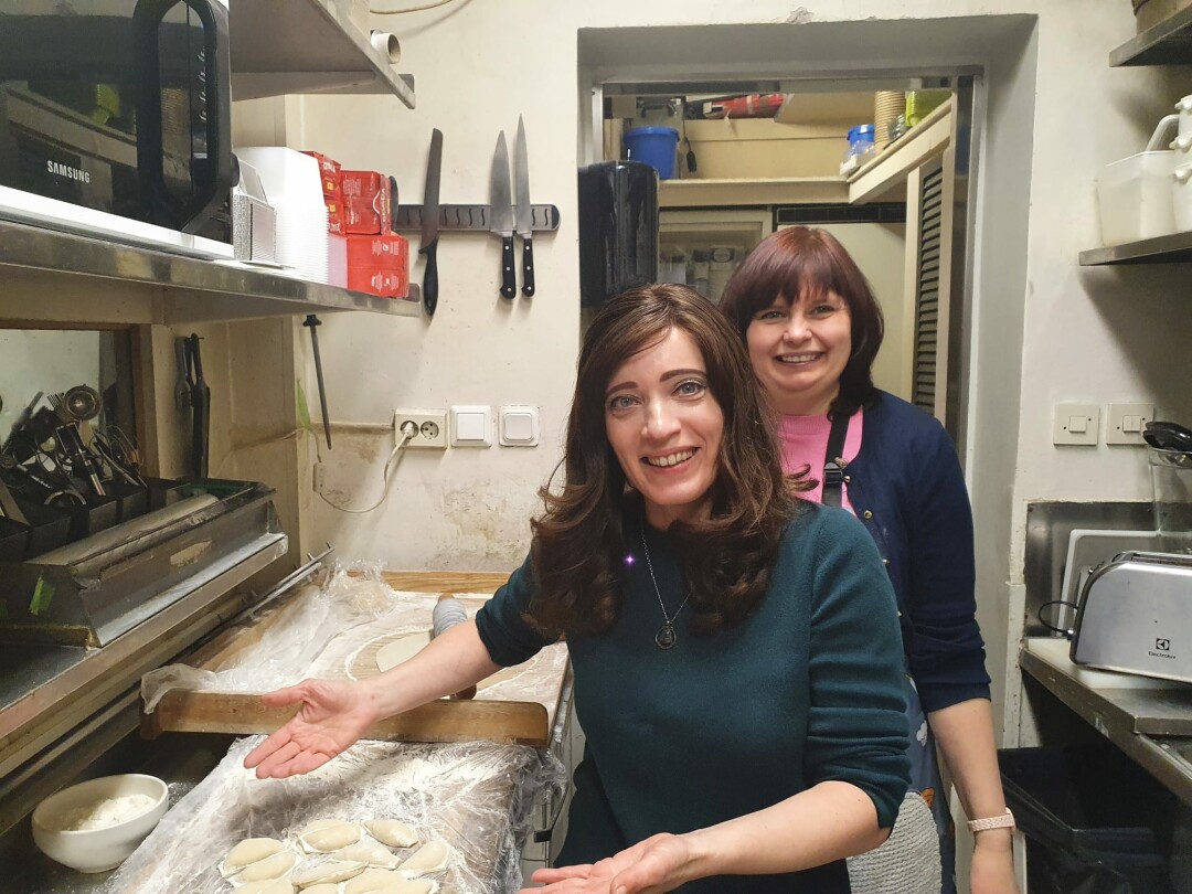 Елена и ее помощница на кухне