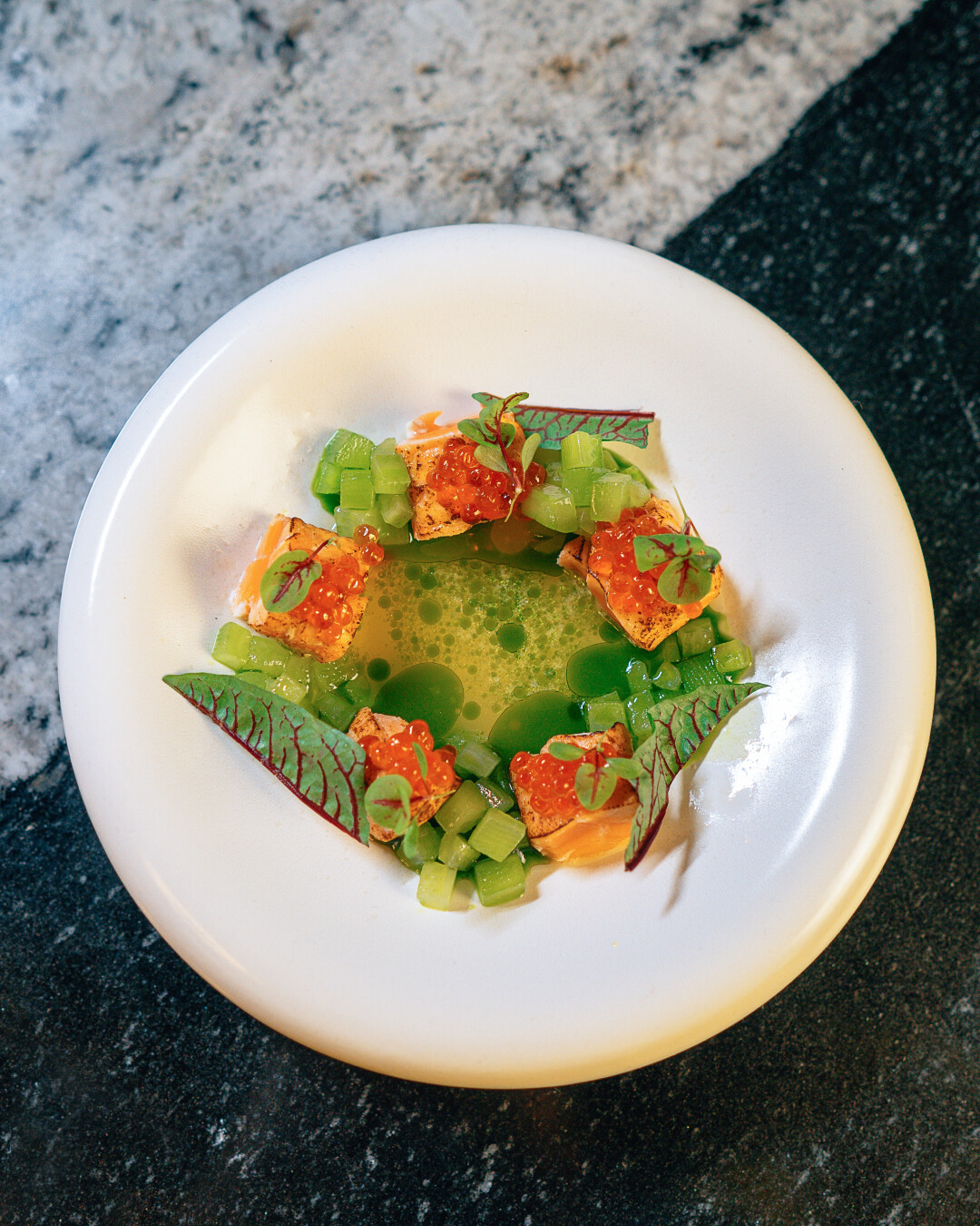 Обожженный лосось с томатной эссенцией, огурцом и красной икрой