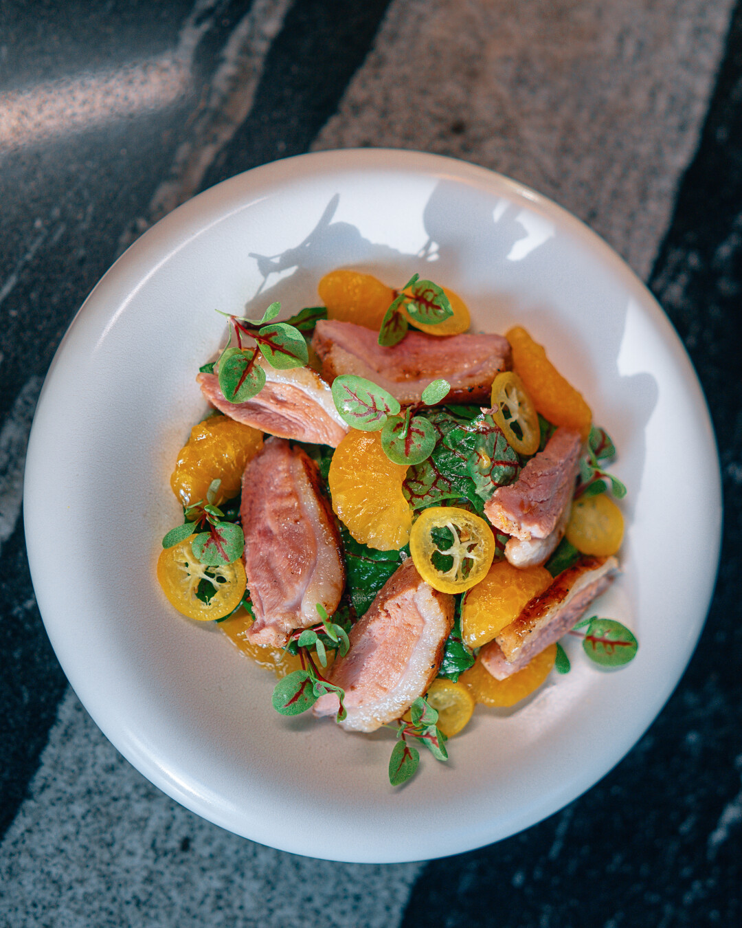 Салат с уткой в устричной глазури, мандаринами и кумкватами