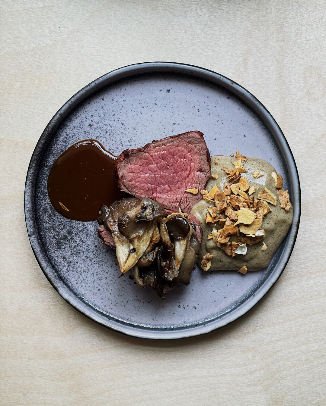 Стейк с муссом из картофеля и вешенок с попкроном