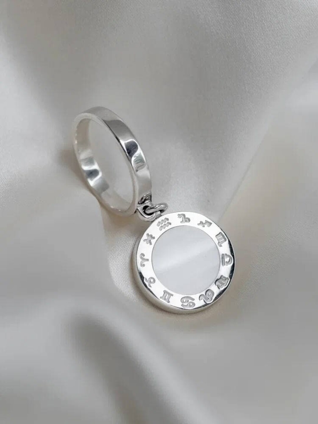 Кольцо-медальон со знаками зодиака, серебро 925 пробы с вставками из оникса и перламутра, 7 100₽
