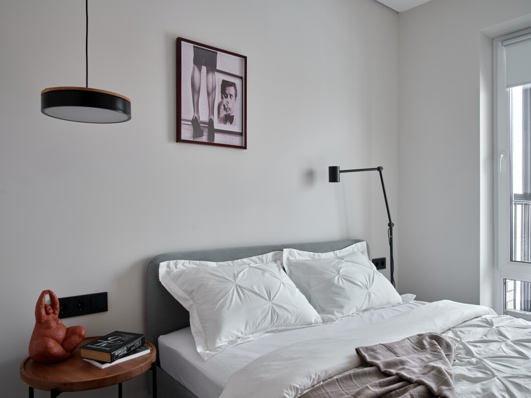 Мелкие текстильные аксессуары — подушки, пледы, покрывала — создают комфорт и дополняют интерьер, «Цех №5»