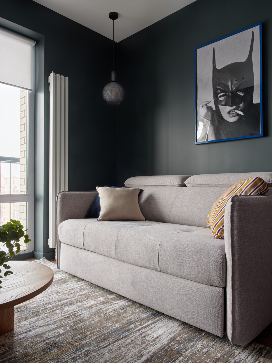 Диван в сером цвете дополняет темные стены и задает общий стиль и дизайн интерьера, «Мир мебели»