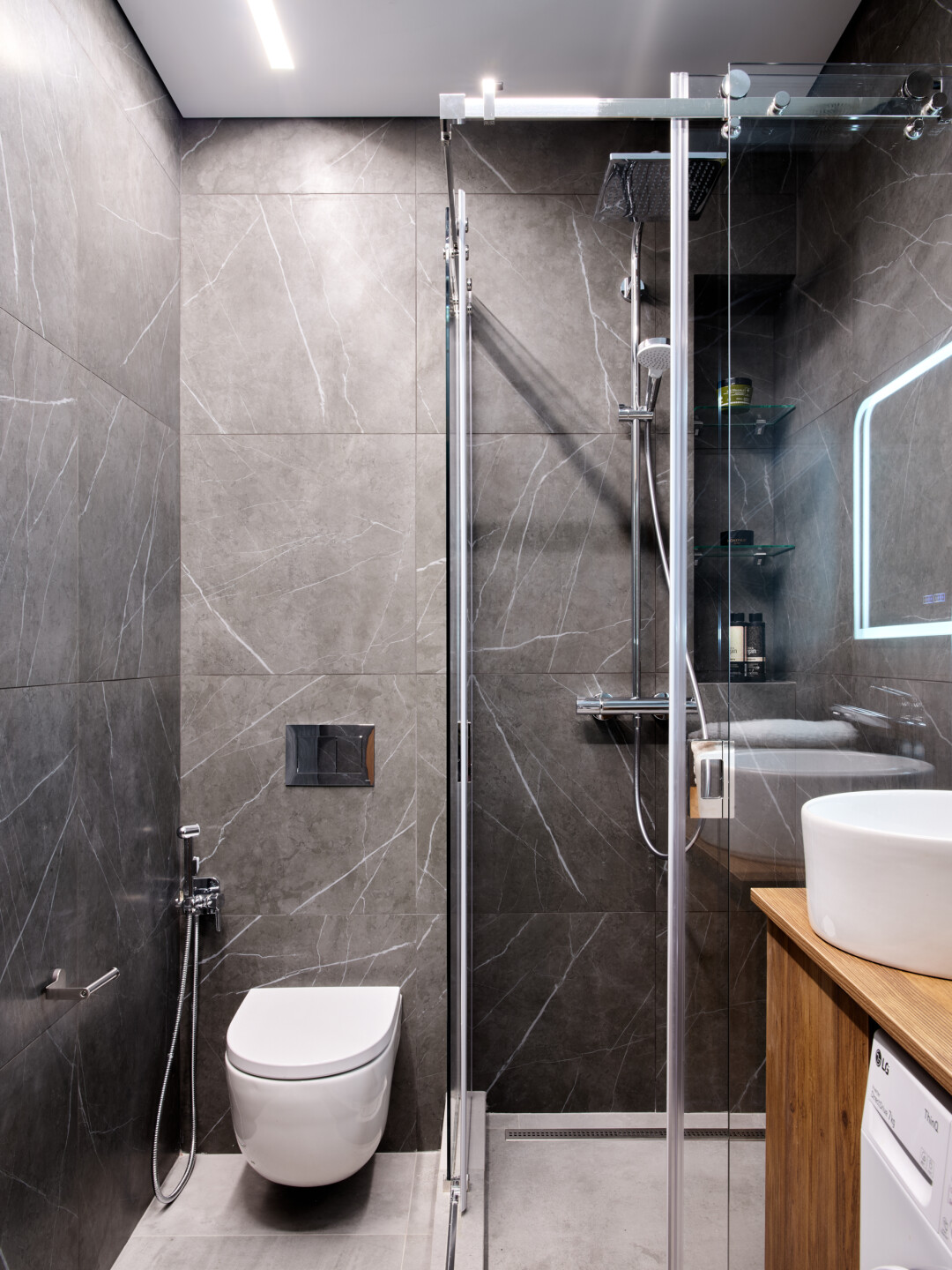 Душевая система c термостатом Hansgrohe, система инсталляции с клавишей смыва TECE, встроенный гигиенический душ Iddis объединили в себе