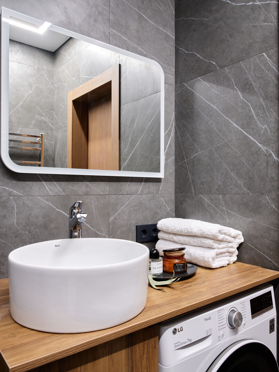 Трендовая накладная раковина Roca Mila дополнена смесителем для раковины Hansgrohe Novus, «Дождь»