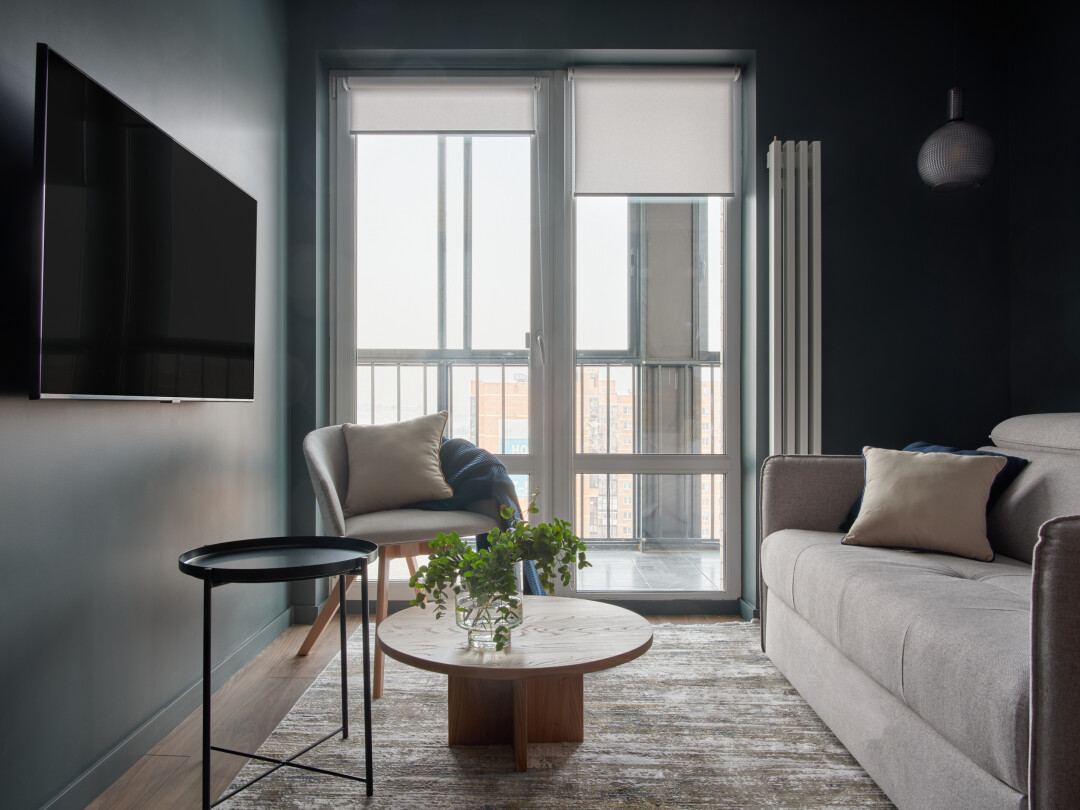 Рулонная штора не только позволяет с легкостью закрыть окна от посторонних глаз и яркого солнца, но и не требует сложного ухода. Благодаря