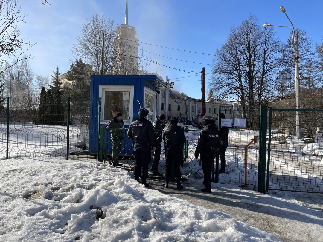 Обрушилась башня старейшего павильона Ленэкспо в Петербурге. Здание сносят  | Sobaka.ru