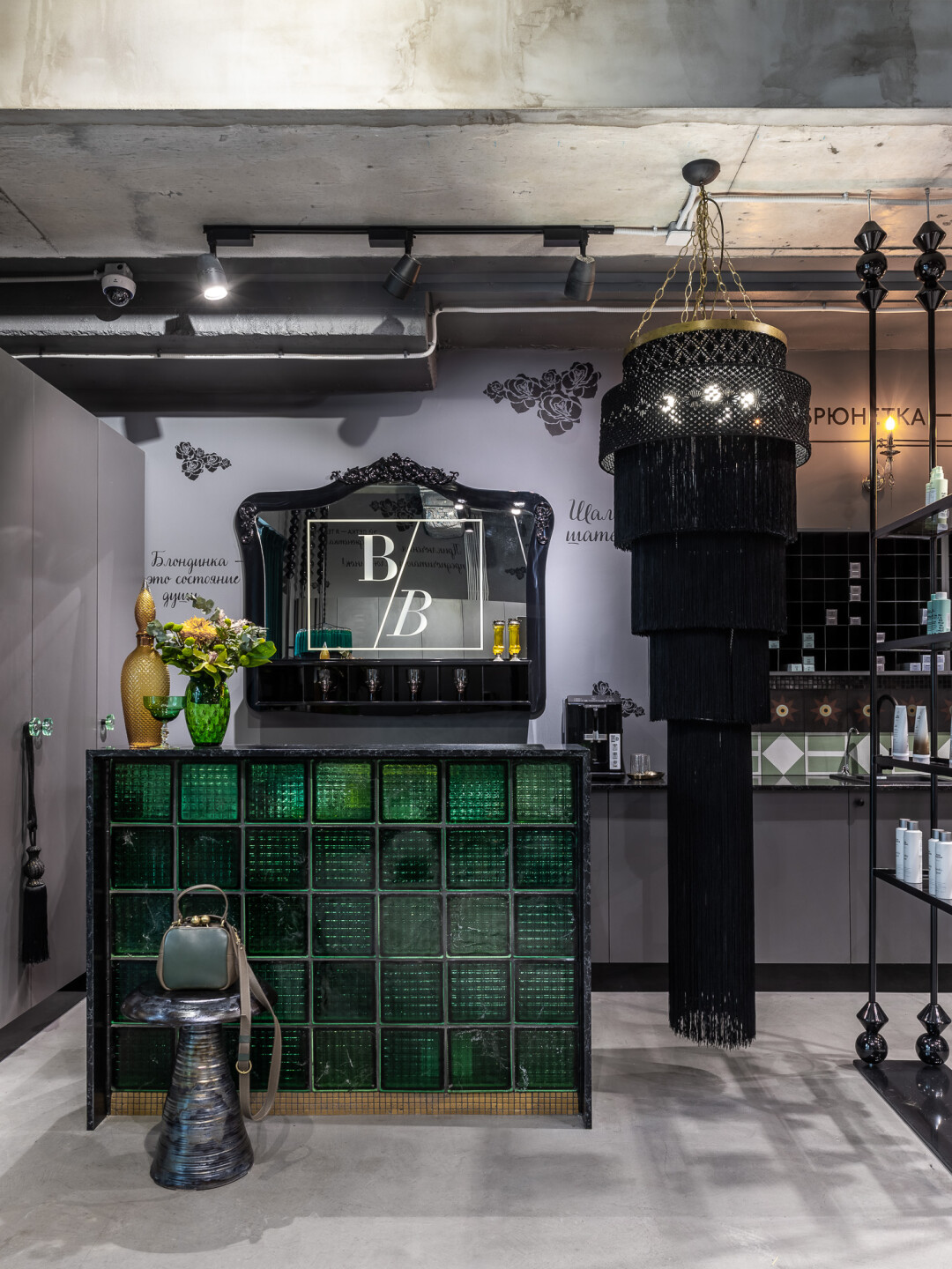 Интерьер студии колористики Brunettes/Blondes